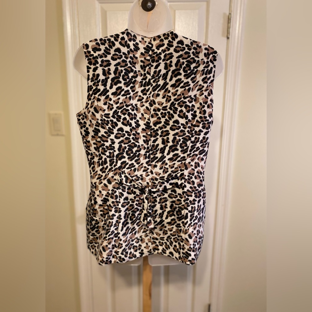 Nancy Crystal - VTG SILK leopard print v-neck sleeveless button up top, … - Picture 2 of 7